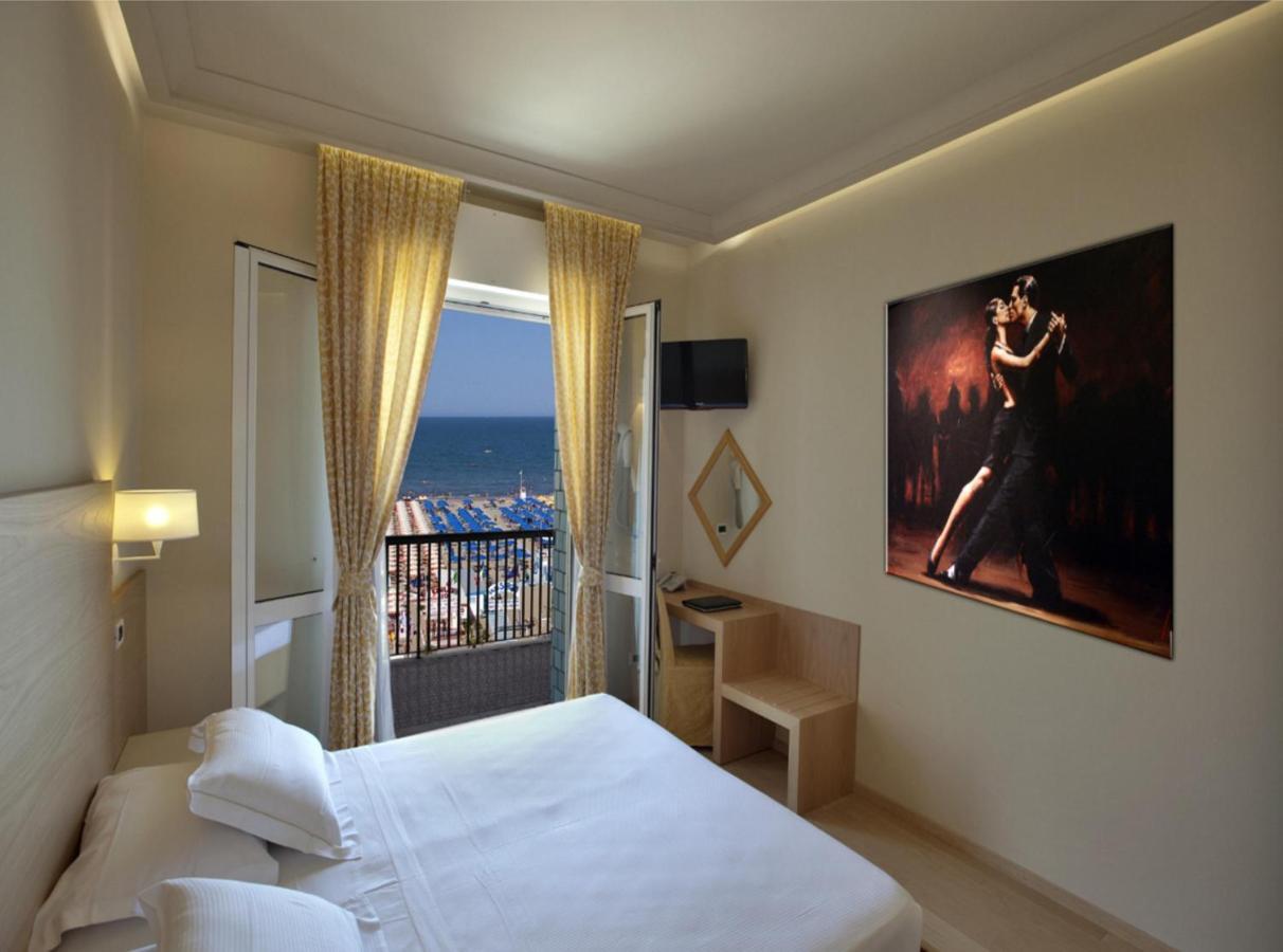 Hotel Ghirlandina Римини Номер фото